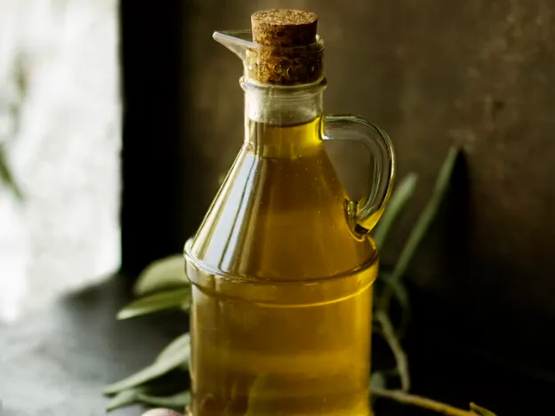 Ampolla di olio extravergine con olive verdi e nere