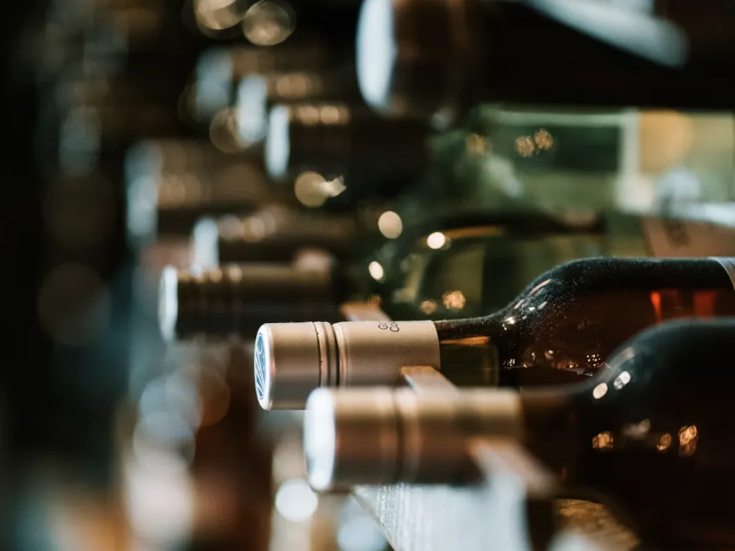 Bottiglie di vino coricate su una rastrelliera